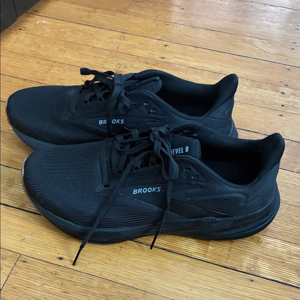 Brooks Black Athletic Shoes with Brown Sole Revel 8 worn once!! - Picture 3 of 6